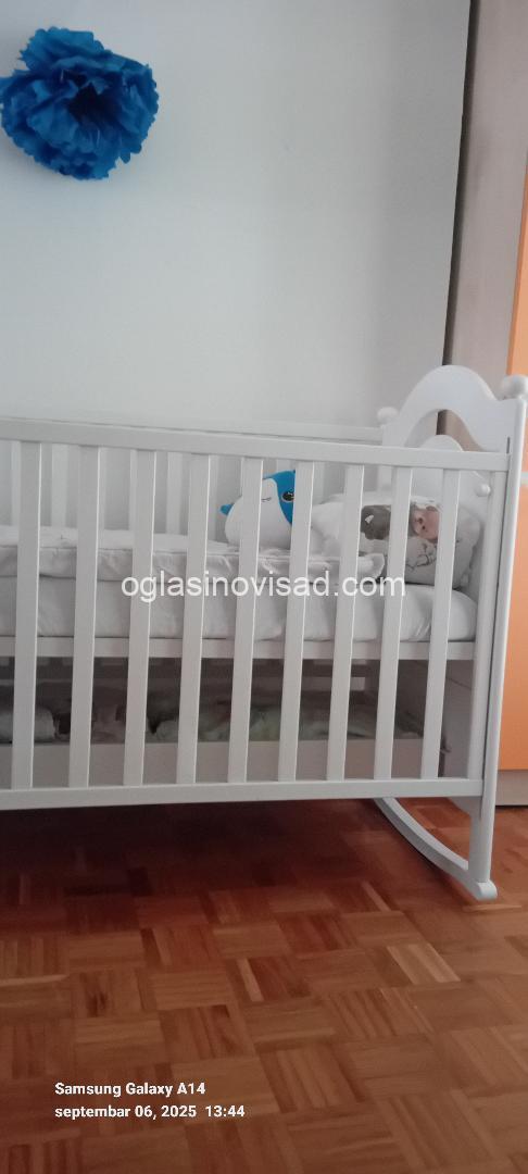 deciji krevetac s dusekom i posteljinom